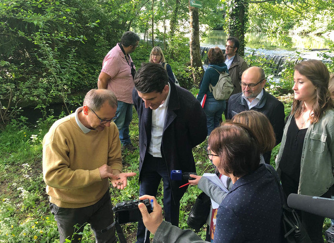 Au Moulin de Bouzon, comme à de nombreux endroits en centre-ville, la loutre laisse des traces de son passage.