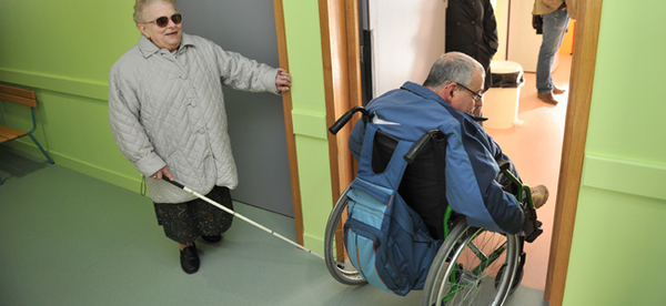Commission communale pour l'accessibilité, visite de l'école Jean-Zay, 2012. Crédit : Bruno Derbord Commission communale pour l'accessibilité, visite de l'école Jean-Zay, 2012. Crédit : Bruno Derbord