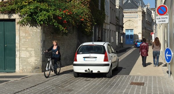 Rouler à vélo en ville. crédit : Bruno Derbord Rouler à vélo en ville. crédit : Bruno Derbord