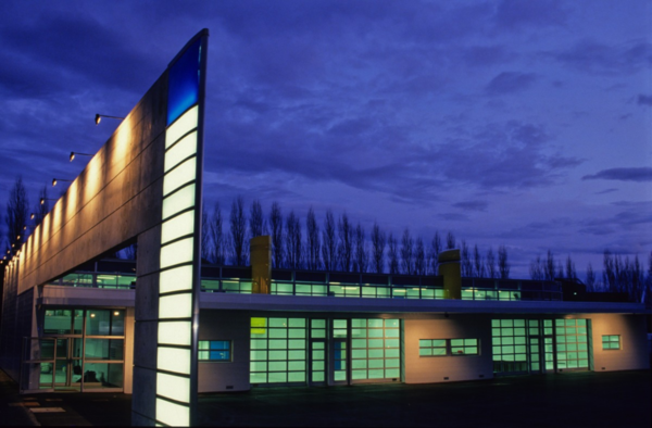 Pépinière d'entreprises L'Arche Bleue à Niort ©Eric Chauvet La pépinière d'entreprises L'Arche Bleue à Niort, vue de nuit