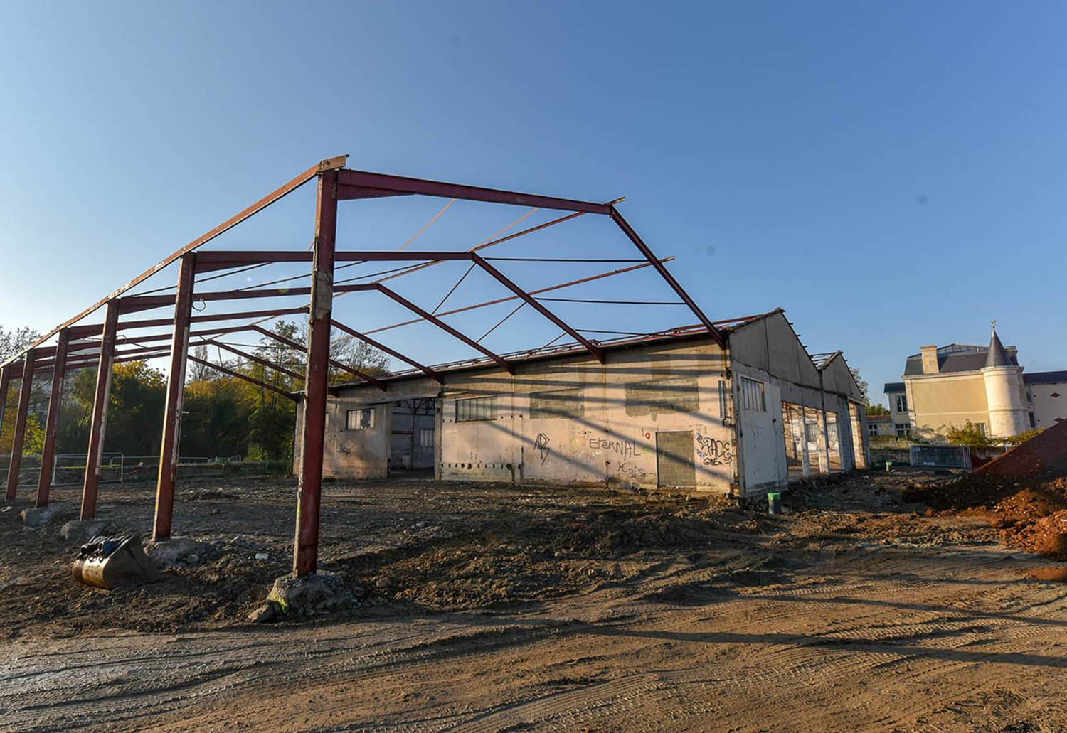 Les anciens hangars, mi-novembre 2018. La première travée a été entièrement déshabillé. A l’intérieur des deux  autres, il ne reste rien. Même leur couverture a été démontée, laissant leur charpente métallique à nu ©Bruno Derbord