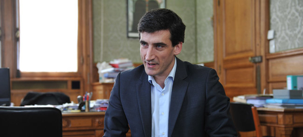 Jérôme Baloge, maire de Niort, présente le budget primitif 2015. Crédit : Bruno Derbord Jérôme Baloge, maire de Niort, présente le budget primitif 2015. Crédit : Bruno Derbord