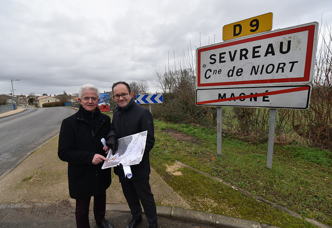 Point presse de présentation des travaux dans le bourg de Sevreau à Niort et dans la traversée de Magné, en présence de Dominique Six, adjoint au maire de Niort, en charge de la voirie, et de Gérard Laborderie, maire de Magné