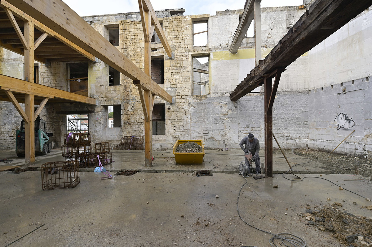 Coulage de la dalle en béton dans la Fabrique ©Darri