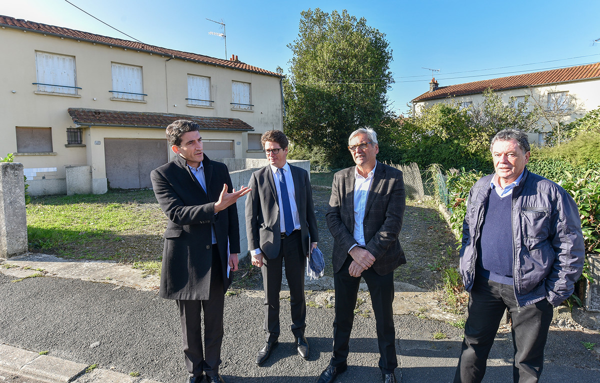 De gauche à droite : Jérôme Baloge, président de Niort Agglo, Philippe Grall, directeur général de l'Etablissement public foncier de Nouvelle Aquitaine, Jacques Billy, président du bailleur social HSDS et Alain Baudin, vice-président de Niort Agglo ©Bruno Derbord