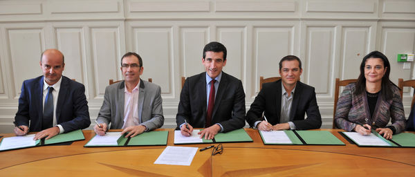 Signature de la charte par Jérôme Baloge, maire de Niort, et les représentants des quatre opérateurs : de gauche à droite, Julien Groleau pour Bouygues Télécom, Bruno Lévèque pour Orange, Guilllaume Faure pour SFR et Catherine Gabay pour Free Mobile. Phot Signature de la charte par Jérôme Baloge, maire de Niort, et les représentants des quatre opérateurs : de gauche à droite, Julien Groleau pour Bouygues Télécom, Bruno Lévèque pour Orange, Guilllaume Faure pour SFR et Catherine Gabay pour Free Mobile. Phot