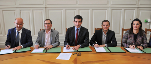 Signature de la charte par Jérôme Baloge, maire de Niort, et les représentants des quatre opérateurs : de gauche à droite, Julien Groleau pour Bouygues Télécom, Bruno Lévèque pour Orange, Guilllaume Faure pour SFR et Catherine Gabay pour Free Mobile. Phot Signature de la charte par Jérôme Baloge, maire de Niort, et les représentants des quatre opérateurs : de gauche à droite, Julien Groleau pour Bouygues Télécom, Bruno Lévèque pour Orange, Guilllaume Faure pour SFR et Catherine Gabay pour Free Mobile. Phot