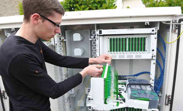 Point de branchement au réseau de fibre optique à l'angle de la rue de Genève et de la rue des Quatre Vents. Crédit : Bruno Derbord.
Point de branchement au réseau de fibre optique à l'angle de la rue de Genève et de la rue des Quatre Vents. Crédit : Bruno Derbord.