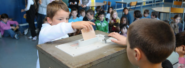 Photo du conseil municipal enfant dans la salle du conseil municipal