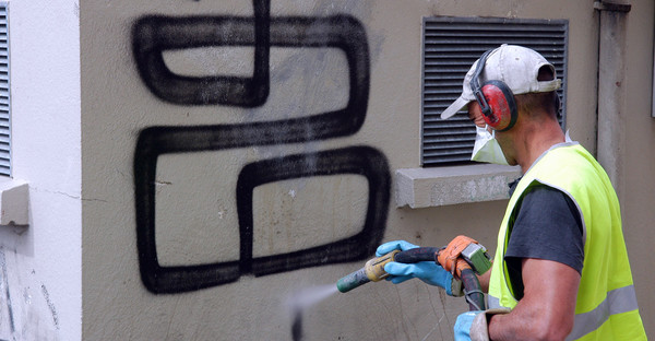 Agent en train d'effacer des tags © B Derbord Agent en train d'effacer des tags © B Derbord