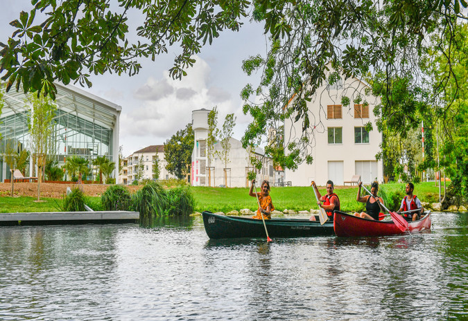 Canoes sur la Sevres devant Port Boinot