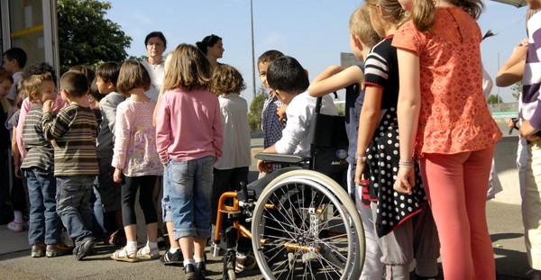 Enfant en fauteuil roulant dans une école niortaise © B Derbord