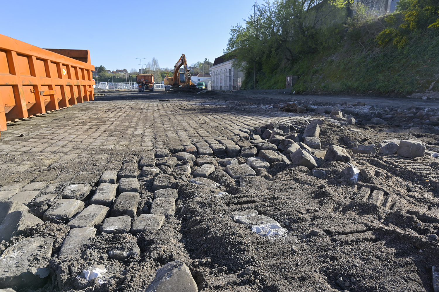 Travaux rue de l’industrie, pavés récupérés pour d’autres chantiers niortais et coté ouest gare - Agrandir l'image 140 sur [0], fenêtre modale