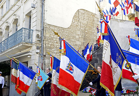 Monument aux morts, place des Martyrs de la Résistance ©CBernard - Agrandir l'image, fenêtre modale