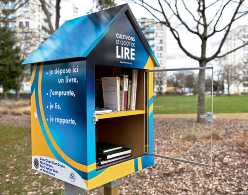 Une boite à lire installée dans un parc niortais
