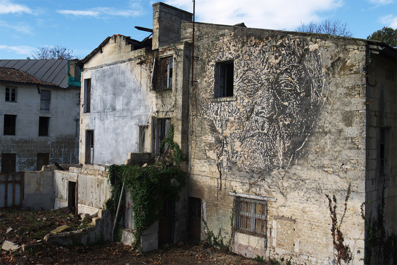 Oeuvre réalisée en octobre 2012 aux anciennes usines Boinot pendant la 3e édition du 4e Mur - Crédit  Winterlong Galerie
