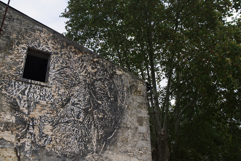 Oeuvre réalisée en octobre 2012 aux anciennes usines Boinot pendant la 3e édition du 4e Mur - Crédit  Winterlong Galerie