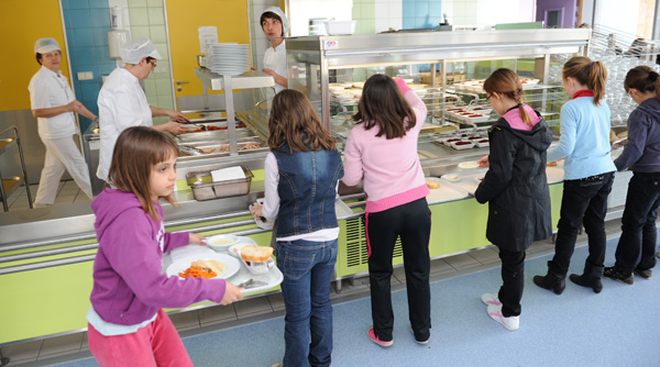 Photo d'enfants dans un restaurant scolaire