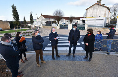 elus sur le nouveau parvis pour l’école de la Mirandelle