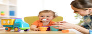 Nourrice en train de garder un enfant