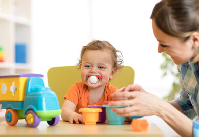 Nourrice en train de garder un enfant