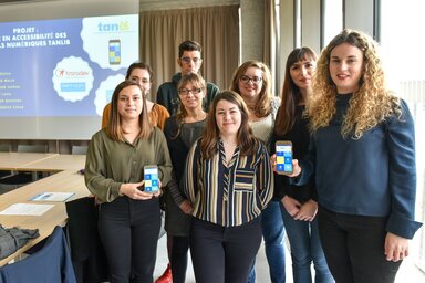 Les étudiantes et leurs partenaires présentent leur appli Tanlib