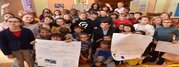 Jérôme Baloge parmi les enfants lors des élections des conseillers municipaux des enfants à l'école élémentaire Jules-Michelet