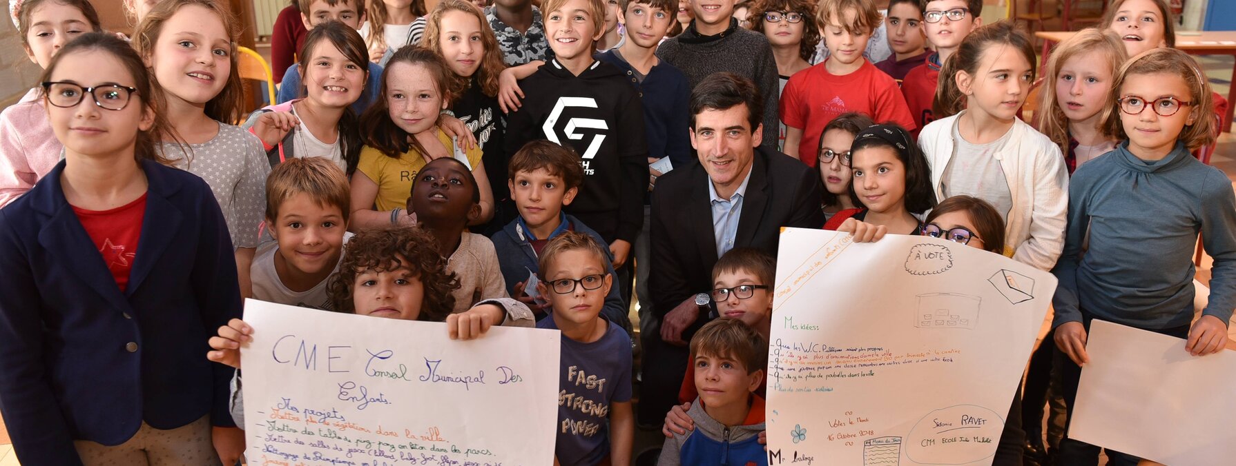 Jérôme Baloge parmi les enfants lors des élections des conseillers municipaux des enfants à l'école élémentaire Jules-Michelet
