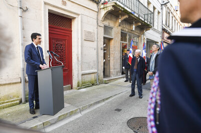 Inauguration de la plaque du resistant Léon Stuardi mort résistant à Niort et mort en déportation Guerre 39-45