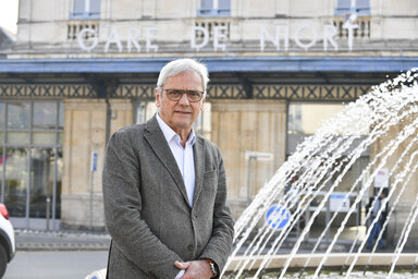 Portrait de Jacques Billy maire d?Aiffres et vice president de la CAN en charge des travaux autour de la gare.