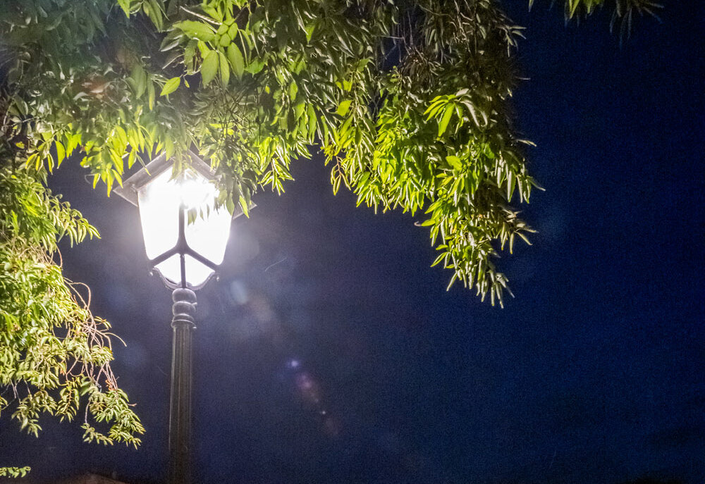 Lampadaire dans la nuit