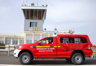 Dimitri Vrignault, pompier-aérodrome, et son véhicule incendie poudre (VIP 2.5) veillent à la sécurité de l'aérodrome.
