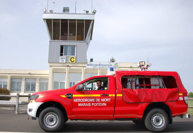 Dimitri Vrignault, pompier-aérodrome, et son véhicule incendie poudre (VIP 2.5) veillent à la sécurité de l'aérodrome.