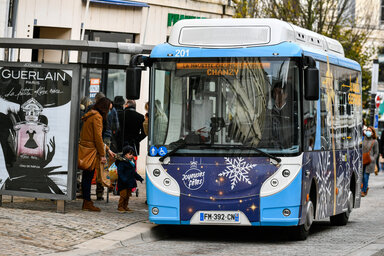 Bus TAN arret de bus et utilisateurs et navette electrique serigraphiee aux couleurs de Noel.