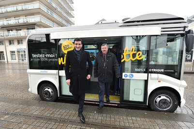 Lancement du test de la navette électrique à Niort en présence de Jérôme Baloge, maire de Niort et Président de l'Agglomération, et de Alain Lecointe, membre du bureau délégué aux transports ©BDerbord Lancement du test de la navette électrique à Niort en présence de Jérôme Baloge, maire de Niort et Président de l'Agglomération, et de Alain Lecointe, membre du bureau délégué aux transports ©BDerbord