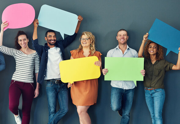Speech bubbles, blank boards and signs held by voters with freedom of democracy and opinion. The review, say and voice of people in public news adds good comments to a diverse group - Agrandir l'image, fenêtre modale