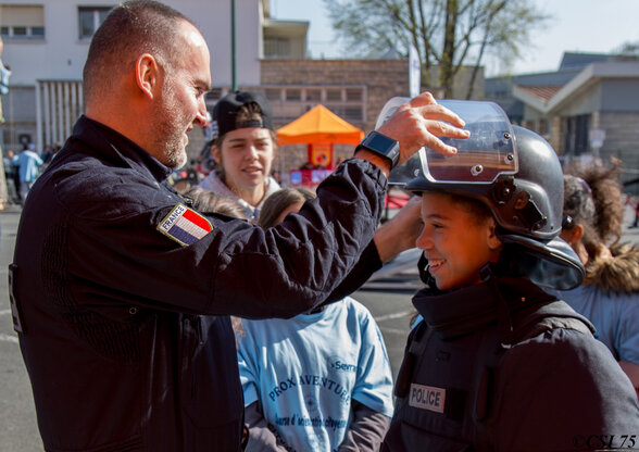 Prox, pour rapprocher police et population - Agrandir l'image, fenêtre modale
