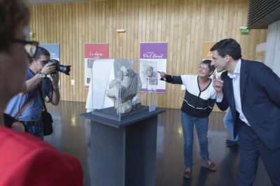 Présentation des sculptures découvertes à Port Bonot ©Darri