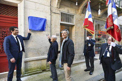 Inauguration de la plaque du resistant Léon Stuardi mort résistant à Niort et mort en déportation Guerre 39-45