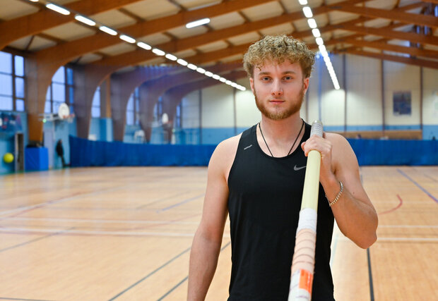 Valentin Pottier perchiste au Stade Niortais porteur de la flammme Olympique