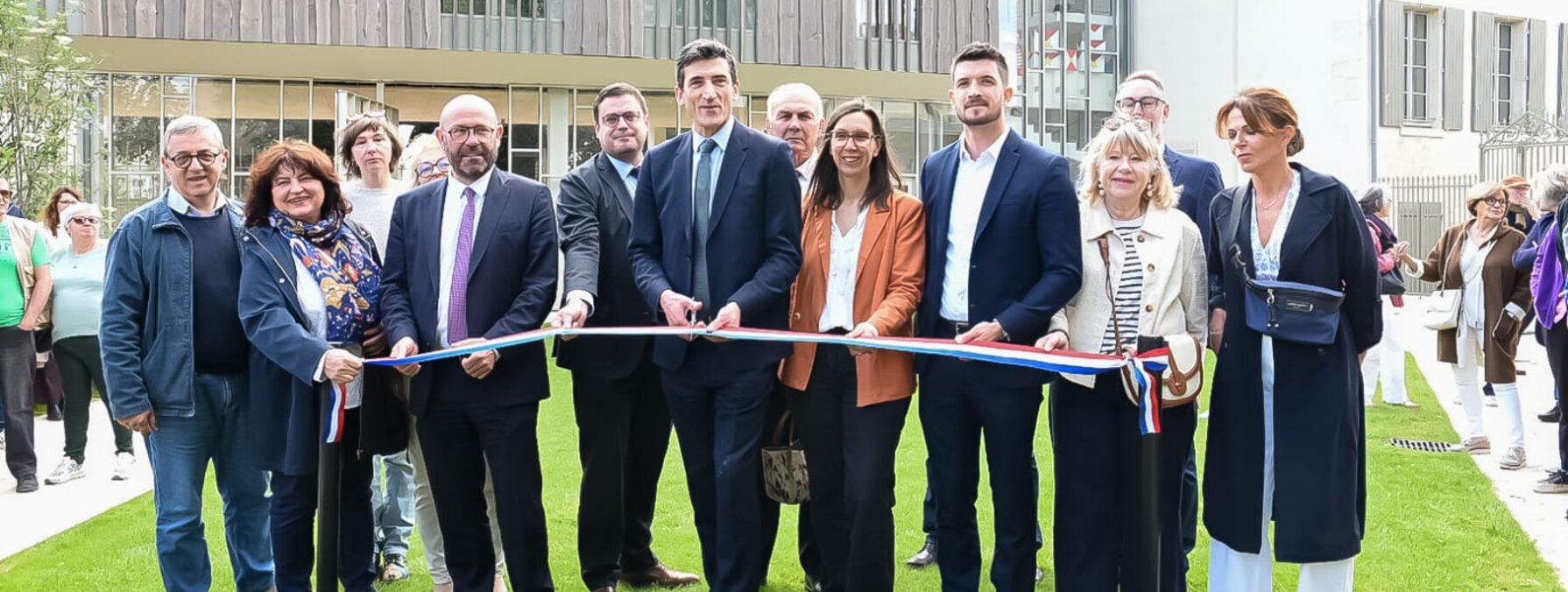 Élus et représentants de la Ville procédant au coupé de ruban tricolore sur la pelouse du nouvel espace public