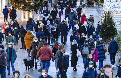 Foule dans la rue Victor Hugo