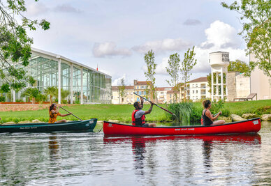 Canoes sur la Sevres devant Port Boinot