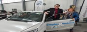Jérôme Baloge, Président de Niort Agglo, et Marie-Annick Seys, Présidente de la structure d'insertion AIVE, devant l'une des voitures sans permis