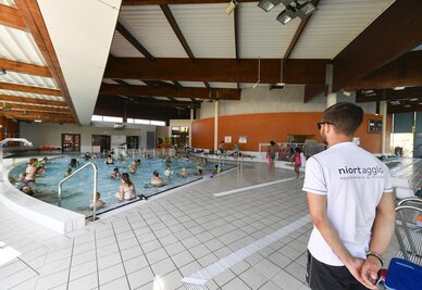 Des baigneurs a la piscine de Mauze sur le Mignon
