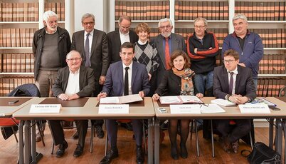Le président de Niort Agglo, Jérome Baloge, et le préfet Isabelle David ont signé la convention partenariale ©Bruno Derbord Le président de Niort Agglo, Jérome Baloge, et le préfet Isabelle David ont signé la convention partenariale ©Bruno Derbord