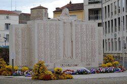 Patrimoine funéraire et commémoratif Monument aux morts 46.326562 -0.467268