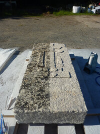 Cimetière de Coulon : pierre tombale Etienne Claveau (1780) en cours de restauration ©DR Cimetière de Coulon : pierre tombale Etienne Claveau (1780) en cours de restauration ©DR