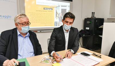 Signature de convention Ma Ville Mon shopping entre Niort Agglo représentée par le Président Jerôme Baloge et les chambres consulaires représentées par Philippe Dutruc, Président de la CCI
