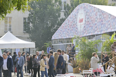 Visiteurs et professionnels rassemblés en plein air devant le pavillon du salon INNN lors d'une édition précédente.